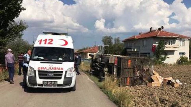 Kamyon Devrildi 2 Kişi Yaralı